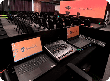 imagem da mesa de áudio, computadores e mesa de som.