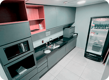 imagens da cozinha, armários de tom cinza, microondas preto, freezer industrial preto, pia, etc